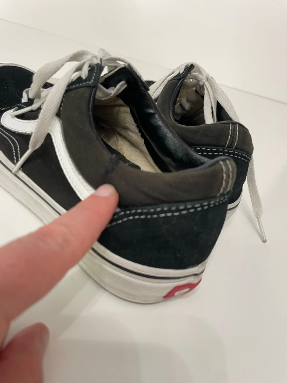 Vans Black and White Old Skool Low-Top Skater Sneakers, Mens size 8, Womens 10